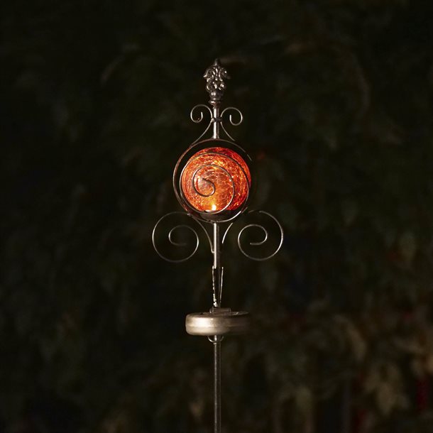 Dekorativ skulpturel solcellelampe i victoriansk vintage stil med rødt lys. GL4REZ